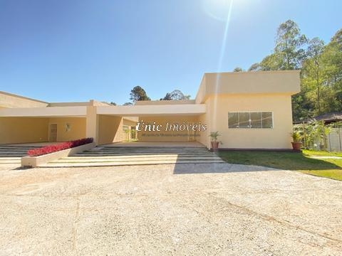 Casa térrea para alugar na Fazendinha, Granja Viana com 3 suítes, com 198 m². Condomínio Villagio Saint Thomas