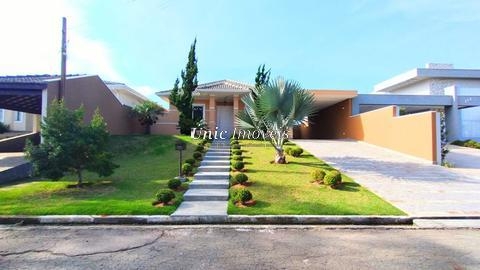 Casa térrea à venda com 3 dormitórios, sendo 2 suítes no Condomínio Haras Bela Vista, Vargem Grande Paulista, com 4 quartos, com 228 m²