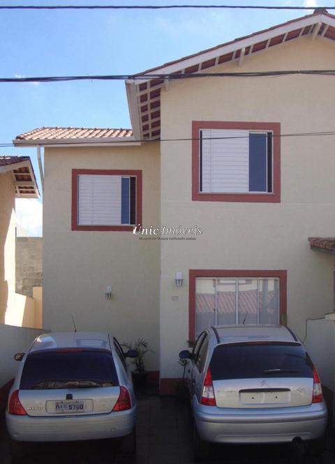 Casa à venda em Cotia, Jardim Petrópolis, com 2 quartos, com 69 m², Residencial Recanto das Graças