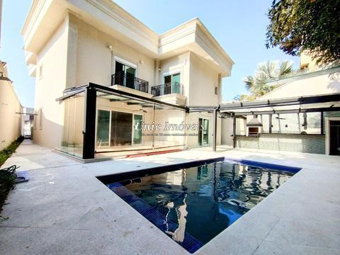 Casa à venda na Granja Viana, Cond. São Paulo 2 com 4 suítes, área gourmet e piscina!