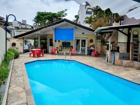 Casa térrea à venda em na Granja Viana, com 4 quartos (2 suítes), com 257 m², São Paulo II